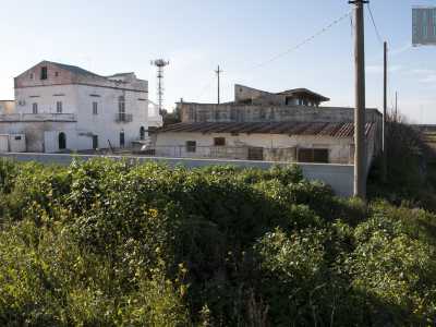Un �bipolarismo� reso ancora pi� marcato dalla bianca masseria solitaria che si affaccia sulla lama, a pochi passi dal centro commerciale